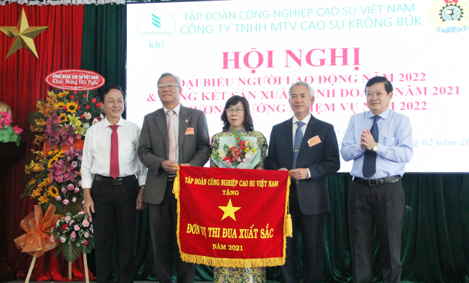 Công ty Cao su Krông Búk nhận cờ thi đua của Tập đoàn Công nghiệp Cao su Việt Nam. Ảnh: Quang Yên.