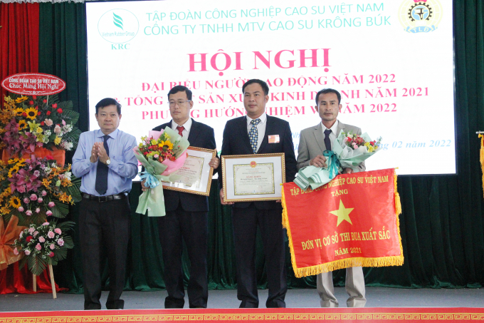 Các nông trường, xí nghiệp nhận bằng khen, cờ thi đua của Tập đoàn Công nghiệp Cao su Việt Nam. Ảnh: Quang Yên.