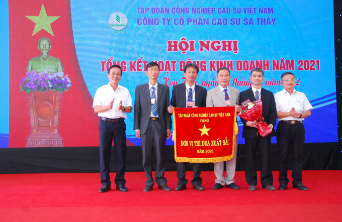 Lãnh đạo Công ty CP Cao su Sa Thầy nhận cờ thi đua của Tập đoàn Công nghiệp Cao su Việt Nam.