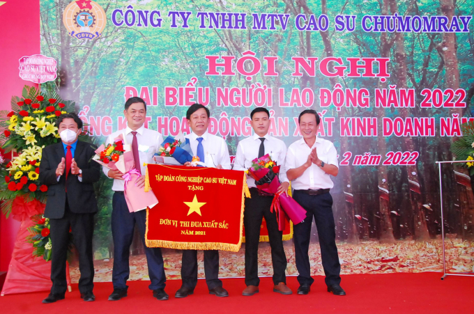 Tập đoàn Công nghiệp Cao su Việt Nam tặng cờ thi đua cho Công ty Cao su Chư Mom Ray. Ảnh: Ngọc Thăng.