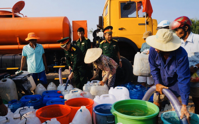 Bộ đội tỉnh Long An đang cấp nước ngọt miễn phí cho người dân vùng hạn mặn. Ảnh: MV.