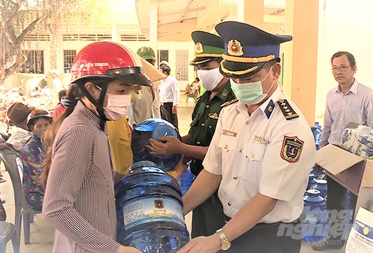 Bộ Tư lệnh Cảnh sát biển - Vùng 3 tặng nước uống tinh khiến cho người dân Bến Tre. Ảnh: MH.