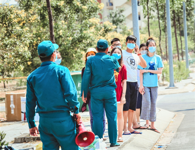 Lực lượng chức năng làm nhiệm vụ ra sức khuyên nhủ những người cách ly chấp hành tốt quy định. Ảnh: MH.