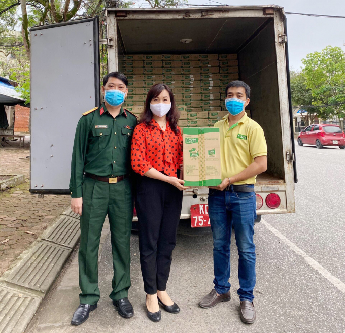 Trao tặng sữa Fami cho UBMTTQ tỉnh Hà Tĩnh. Ảnh: FM.