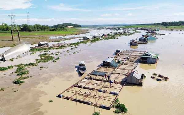 Nhiều bè cá bị thiệt hại do trận ngập lụt xảy ra vào tháng 8/2019. Ảnh: MV.