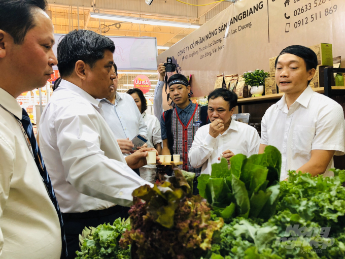 Thứ trưởng Trần Thanh Nam cùng đoàn đại biểu tham quan các gian hàng tại phiên chợ. Ảnh: Minh Sáng.