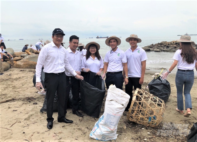 Hoạt động nhặt rác bãi biển Vũng Tàu góp phần bảo vệ môi trường biển, cùng kêu gọi mọi người không xả rác, đặc biệt là rác thải nhựa, xuống biển. Ảnh: Minh Sáng.