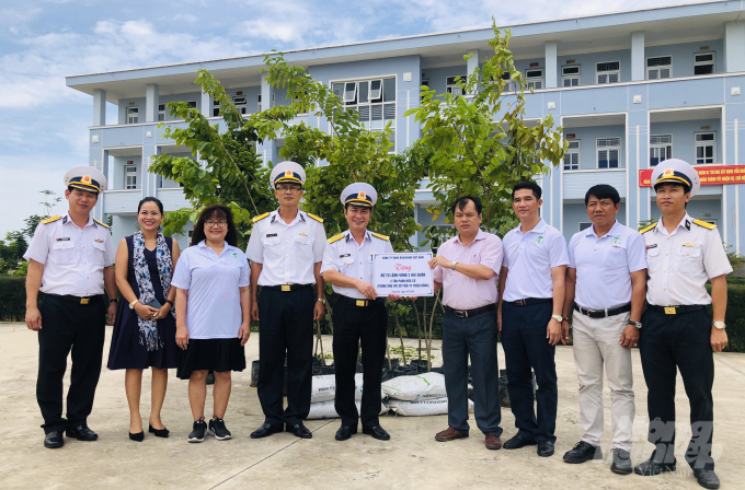 Đoàn đại diện Hội Bảo vệ Thiên nhiên và Môi trường TP.Hồ Chí Minh tặng cây xanh và phân bón cho đơn vị bộ đội Vùng 2 Hải quân. Ảnh: MS.