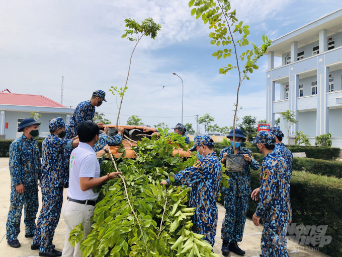 Bộ đội Vùng 2 Hải quân đang triển khai trồng cây xanh tại đơn vị nhằm tăng cường bóng mát, môi trường xanh và bảo vệ môi trường. Ảnh: MS.
