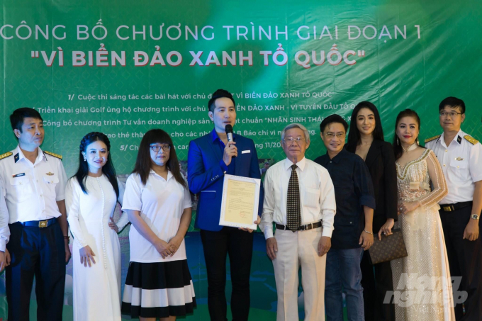 Ca sĩ, nhạc sĩ, diễn viên Nguyễn Phi Hùng đón nhận danh hiệu đại sứ cho Chương trình 'Vì biển đảo xanh Tổ quốc'. Ảnh: Minh Vương.  