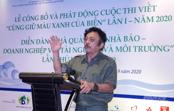 Nhà văn Chu Lai chia sẻ cảm xúc sáng tác văn chương về biển đảo môi trường. Ảnh: MS.