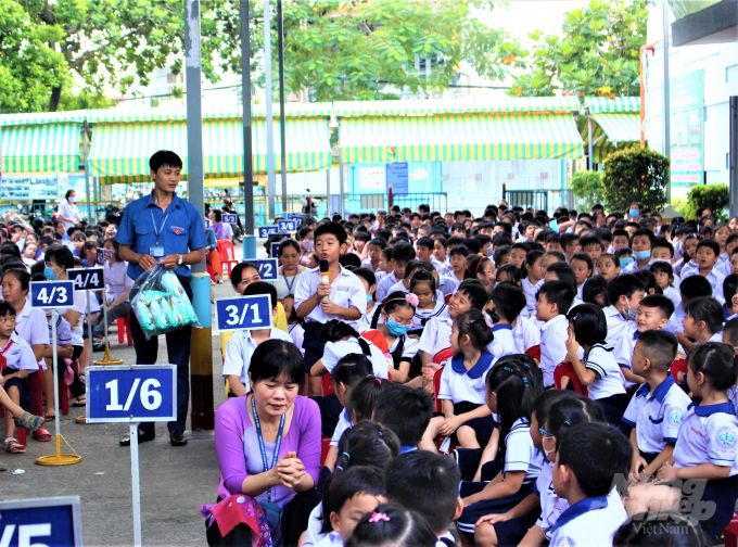 Gần 1.000 học sinh tiểu học tham gia nghe tuyên truyền về pháp luật bảo vệ môi trường'. Ảnh: CTV.