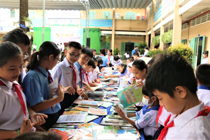 Rất đông học sinh tham gia các hoạt động đọc sách tìm hiểu về môi trường, thế giới quanh em và khoa học cuộc sống. Ảnh: CTV.