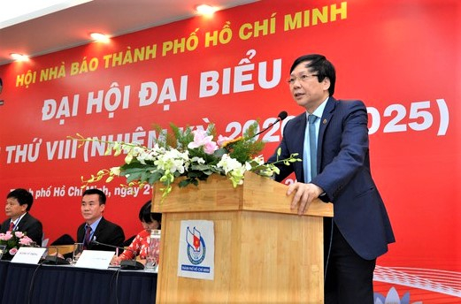Phó Chủ tịch thường trực Hội Nhà báo Việt Nam Hồ Quang Lợi phát biểu tại đại hội. Ảnh: AV.