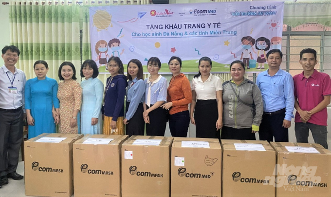 Doanh nghiệp trao tặng 55.000 chiếc khẩu trang y tế kháng khuẩn cho 10 trường học trên địa bàn TP.Đà Nẵng bị ảnh hưởng sau thiên tai. Ảnh: AV.