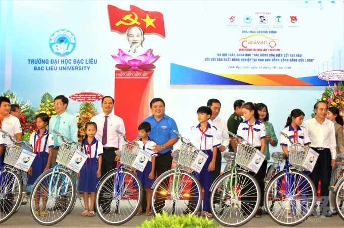 BTC trao tặng 30 chiếc xe đạp cho học sinh nghèo, có hoàn cảnh khó khăn tại TP.Bạc Liêu. Ảnh: AV.