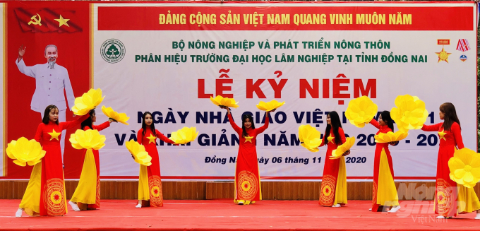 Chương trình văn nghệ chào mừng sự kiện Lễ kỷ niệm Ngày nhà giáo Việt Nam 20/11 và Khai giảng năm học mới của Phân hiệu Trường Đại học Lâm nghiệp tại tỉnh Đồng Nai. Ảnh: MS.