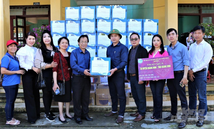 Các đại diện của Đoàn ALOV cùng Giám đốc Vietskill - Mc Thi Thảo trao thiết bị lọc nước cho các trạm y tế của xã Vạn Ninh và Hàm Ninh, huyện Quảng Ninh(Quảng Bình). Ảnh: AV.