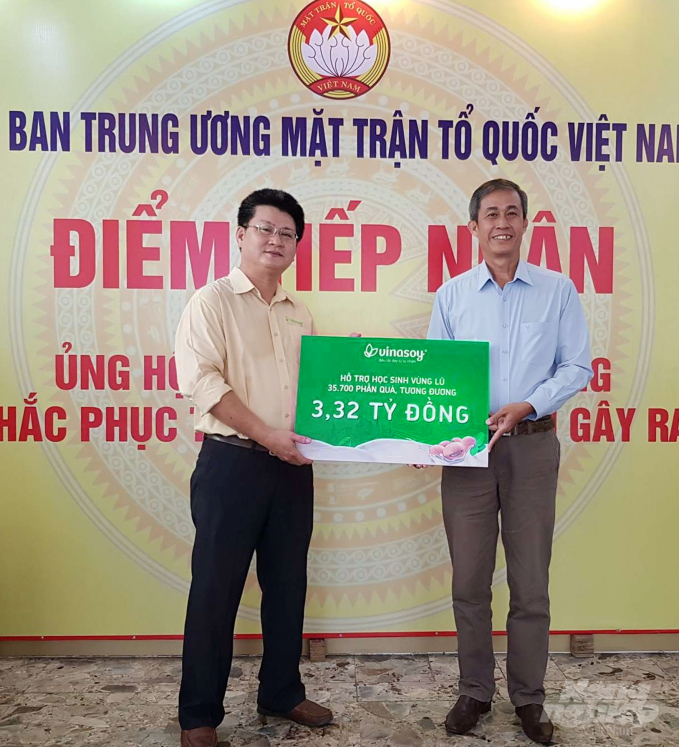 Vinasoy trao 35.700 phần quà thông qua Ủy ban Mặt Trận Tổ Quốc Việt Nam tiếp sức cho học sinh vùng lũ ổn định cuộc sống và tiếp tục đến trường. Ảnh: AV.