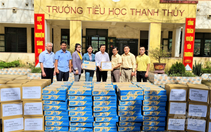Tập vở và sữa được Vinasoy trao tặng cho Trường Tiểu học Thanh Thuỷ, huyện Tuyên Hoá, tỉnh Quảng Bình. Ảnh: AV.