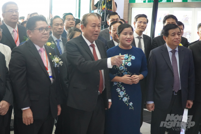 Phó Thủ tướng Thường trực Trương Hòa Bình cùng đoàn đại biểu Trung ương tham quan Nhà máy C.P. Ảnh: MS.