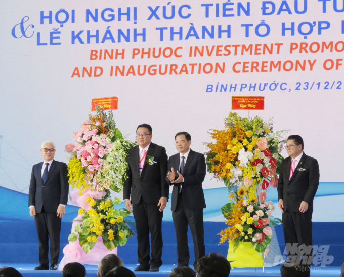 Bộ trưởng Nguyễn Xuân Cường tặng hoa chúc mừng Công ty C.P Việt Nam. Ảnh: MS