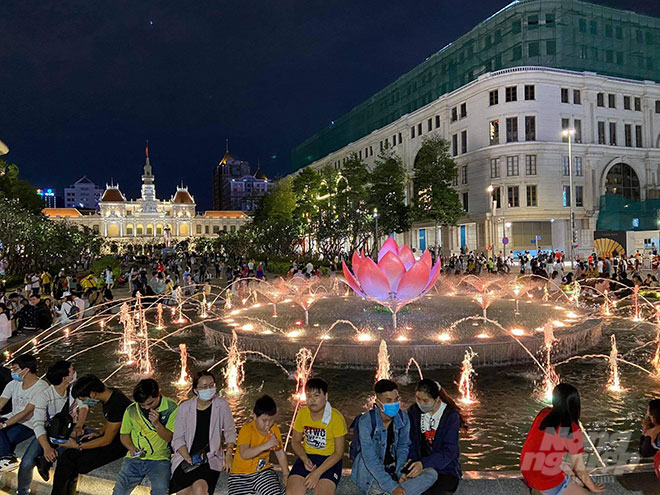 Nhiều bạn trẻ tập trung về phố đi bộ Nguyễn Huệ để chờ đón khoảnh khắc giao thừa chào đón năm mới 2021. Ảnh: AV.