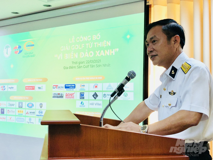 Đại tá Lê Bá Quân, Phó tư lệnh Vùng 2 Hải quân phát biểu tại buổi họp báo. Ảnh: MS.
