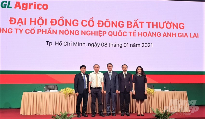 Chủ tịch HĐQT Thaco Trần Bá Dương (người đứng giữa) chính thức trở thành ông chủ của HAGL Agrico - HNG. Ảnh: MS.