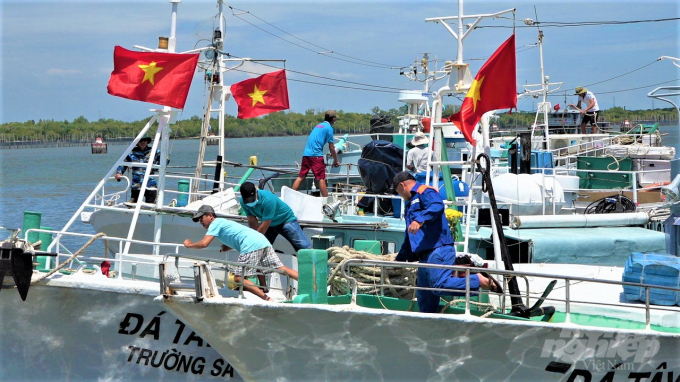 Ngoài nhiệm vụ cung cấp các dịch vụ hậu cần chỉ bằng giá trong đất liền, Công ty còn cấp nước ngọt miễn phí và sửa chữa tàu miễn tiền công cho ngư dân khai thác trong vùng biển của Việt Nam. Ảnh: MS.