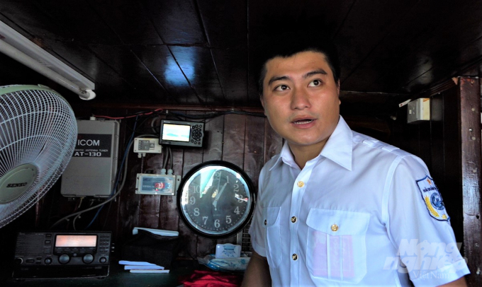 Thuyền trưởng Nguyễn Thanh Tâm, tàu Đá Tây 09, Công ty Biển Đông cho biết: Trước mỗi chuyến đi biển phải đăng ký đầy đủ thủ tục mới được xuất bến. Ảnh: MS. 
