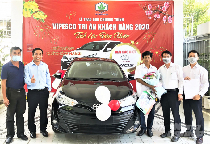 Khách hàng thân thiết là đại lý cấp 1 đã trúng giải đặc biệt trong chương trình 'Vipesco – Tri ân khách hàng 2020' nhận chiếc xe ôtô Toyota Vios 1.5E MT. Ảnh: MS.