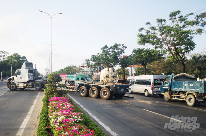 Xe đầu kéo chắn ngang 2 bên đường.