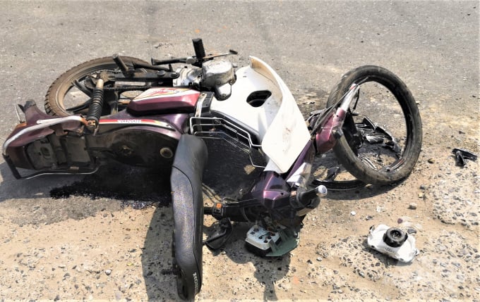 Chiếc xe máy của nạn nhân bị dập nát hư hỏng nặng. Ảnh: AK.