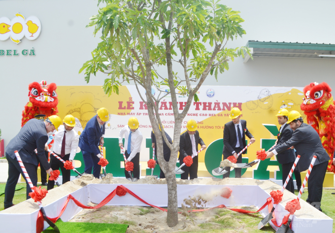 Đoàn đại biểu trồng cây lưu niệm tại Nhà máy ấp trứng gia cầm Bel Gà Tây Ninh. Ảnh: Trần Trung.
