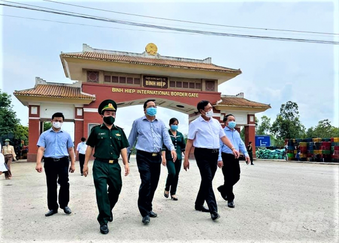 Đoàn kiểm tra bảo hiểm y tế đi kiểm tra cửa khẩu Long An. Ảnh: NT.