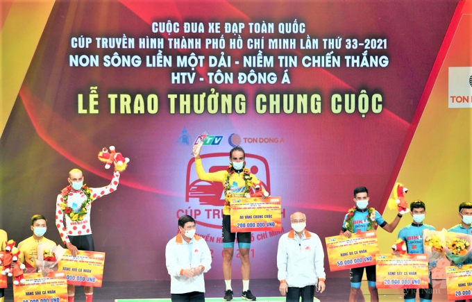 Kết thúc giải, đại diện BTC trao giải thưởng áo trắng cho vận động trẻ tuổi Lê Hải Đăng của đội Dược Domesco Đồng Tháp. Ảnh: AH.