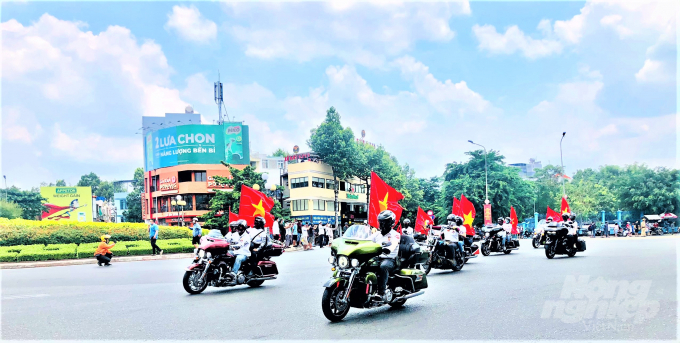 Đoàn đua chạy ngang qua vòng xoay Điện Biên Phủ, đã về đích an toàn, mọi công tác đều hoàn thành tốt đẹp, nhất là việc đảm bảo công tác phòng, chống dịch Covid-19. Ảnh: MS.