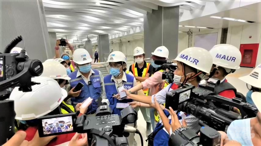 Các chuyên gia của Dự án đang trả lời phỏng vấn báo chí trong ngày công bố hoàn thành tầng B1 ga ngầm metro Ba Son sớm hơn dự kiến 31 ngày. Ảnh: MV.