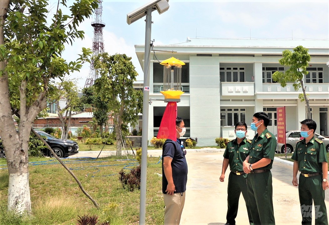 Chuyển giao lắp ráp bộ đèn năng lượng bắt côn trùng tặng đơn vị BĐBP Tây Ninh. Ảnh: Minh Sáng.