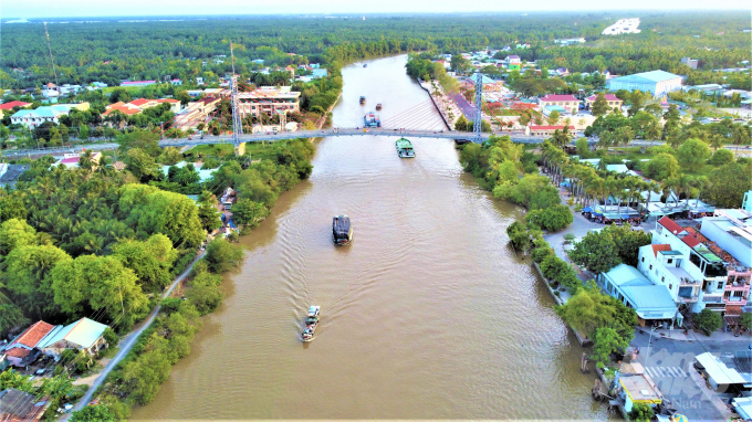 Kênh Chợ Gạo là một trong những công trình giao thông thủy quan trọng trong giải pháp đối phó với biến đổi khí hậu, nước biển dâng nhằm hạn chế tình trạng sạt lở và nhiễm mặn đang ngày càng nghiêm trọng trên địa bàn tỉnh Tiền Giang. Ảnh: MS.