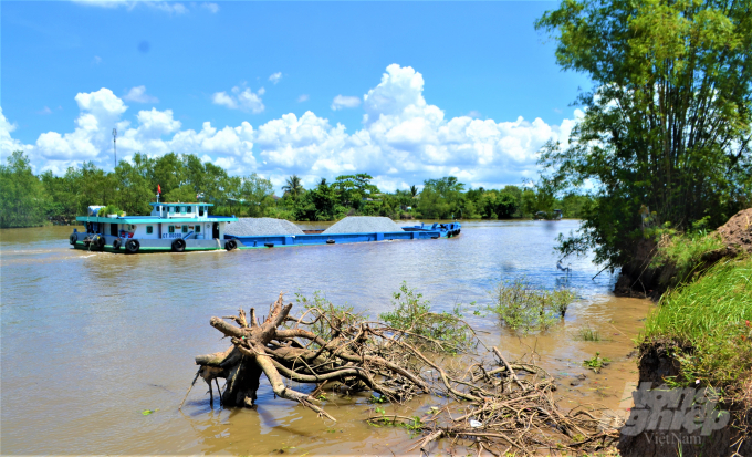 Do tình trạng sạt lở nghiêm trọng trong nhiều năm qua đe dọa tính mạng của người dân sống dọc theo tuyến kênh Chợ Gạo. Ảnh: Trần Trung.