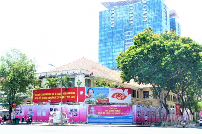 Hàng loạt baner, khẩu hiệu được TP.HCM trang trí trên đường phố để tuyên truyền về ngày bầu cử. Ảnh: Hồ Duy.