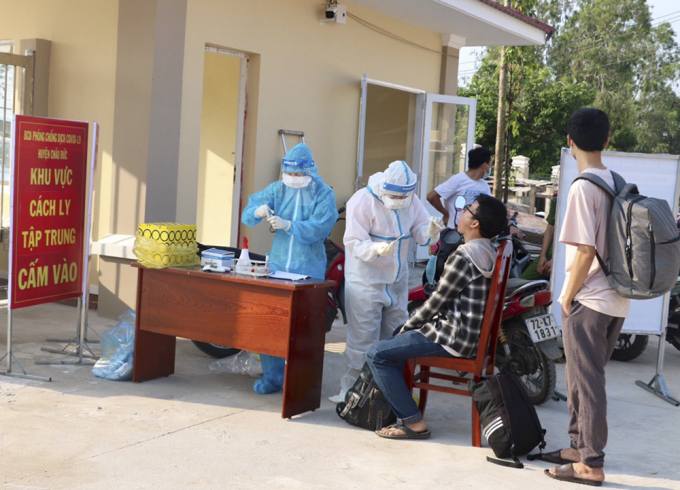 Nhân viên y tế tỉnh BR-VT lấy mẫu xét nghiệm các trường hợp trở về từ vùng dịch TP.Hồ Chí Minh trước khi vào khu cách ly tập trung. Ảnh: MK.