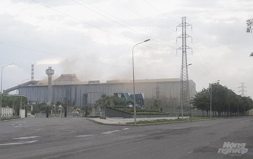 Khi thấy khói bụi của nhà máy luyện phôi thép Pomina 3 liên tục xả ra môi trường, nhiều công nhân và người dân đã bức xúc báo lên cơ quan chức năng để xem xét xử lý. Ảnh: MK.