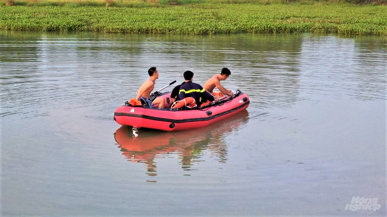 Lực lượng chức năng tham gia tìm kiếm thi thể các nạn nhân bị đuối nước tại hồ Đất Sét. Ảnh: MK.
