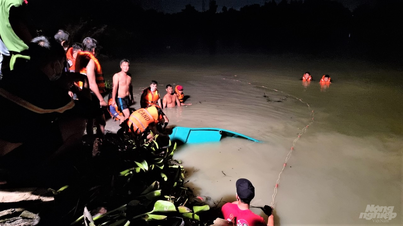  Lực lượng cứu hộ đã phải dùng lưới kéo, dùng thuyền cao su và bình dưỡng khí để lặn xuống hồ tìm kiếm thi thể các nạn nhân. Ảnh: MK.