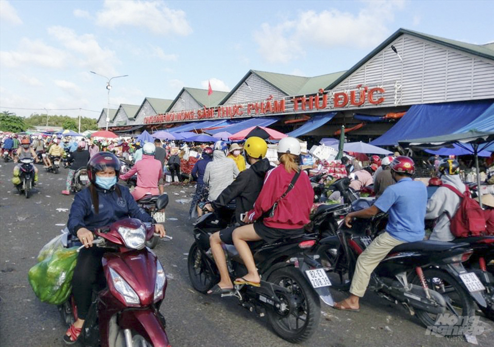 Do buộc phải đóng cửa các chợ đầu mối để phòng dịch, TP.HCM hiện đã cho 'kích hoạt' lại một số chợ dân sinh, siêu thị. Ảnh: MV.