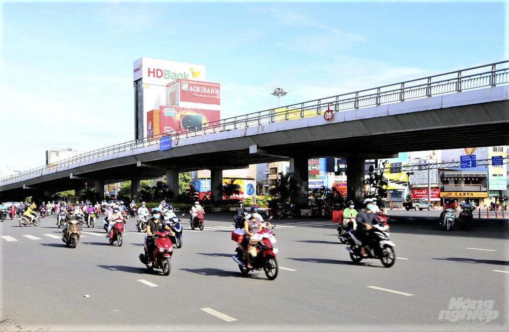 Tại khu vực cầu vượt Hàng Xanh, đầu giờ sáng thường ngày là điểm nóng kẹt xe, thì nay thông thoáng và thưa thớt xe qua lại. Ảnh: MV. 