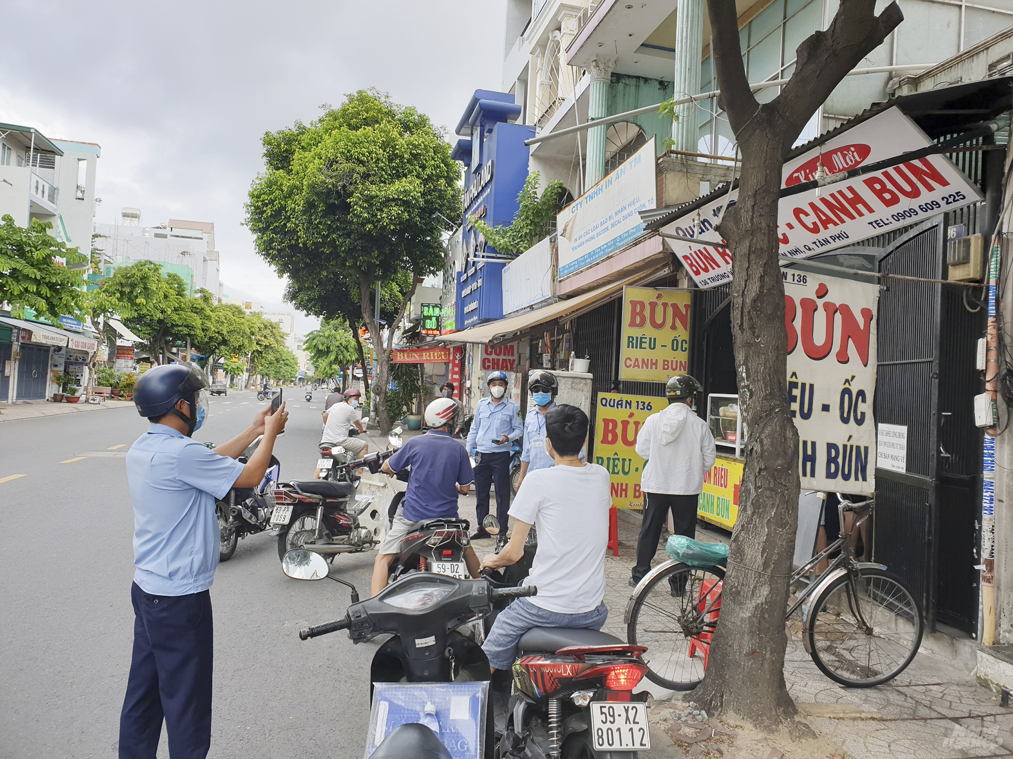 Tuy nhiên, một vài quán ăn vẫn tranh thủ mở cửa bán khiến lực lượng chức năng phải đến nhắc nhở, xử lý. Ảnh: MV.